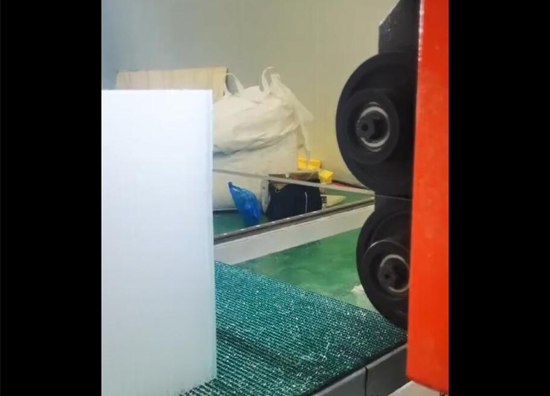 PP蜂窝板生产线视频 (4)
